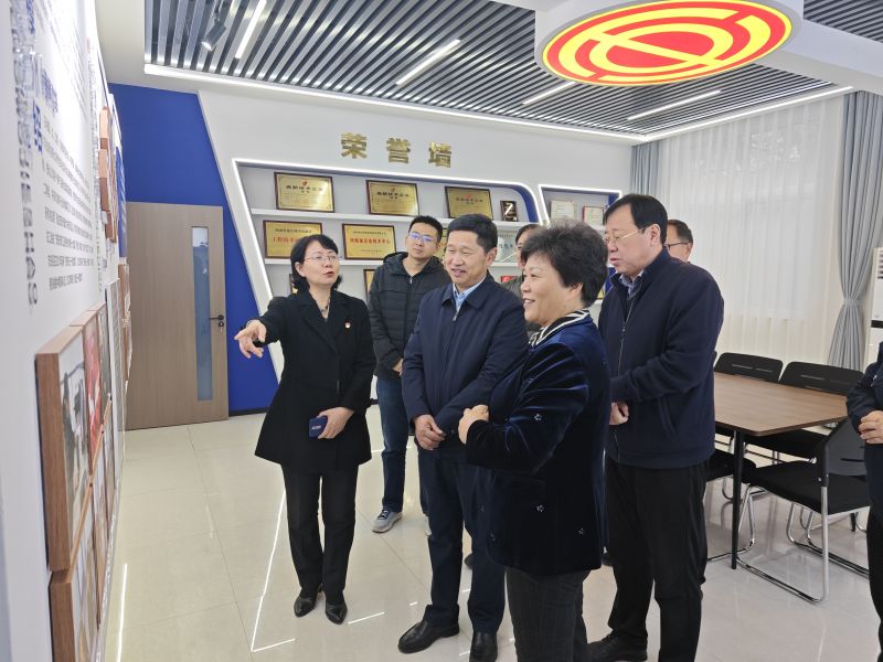 亚洲大逼粉嫩2025年05月05日上午 安阳市人大常委会副主任、市总工会党组书记、主席夏军一行莅临华阳电磁铁参观调研；对公司2023年全国五一劳动奖章获得者汪利娜慰问，并听取劳模工作室相关情况汇报